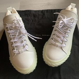 Men’s Giuseppe Zanotti Blabber Jellyfish 
US 8.5(41.5)
White
ONLY WORN ONCE!